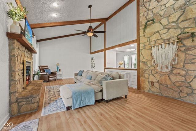 1092 S Quail Court, New Palestine, IN 46163