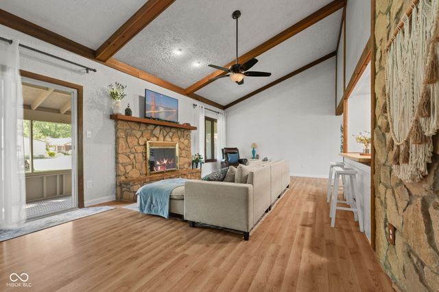 1092 S Quail Court, New Palestine, IN 46163