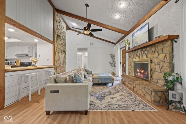 1092 S Quail Court, New Palestine, IN 46163