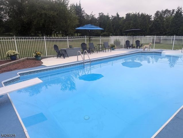 18 Weavers Ln, Readington Twp., NJ 08889