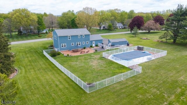 18 Weavers Ln, Readington Twp., NJ 08889