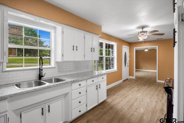 1912 W oakwood, Tyler, TX 75702