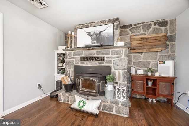 400 AMITY PARK RD, Douglassville, PA 19518