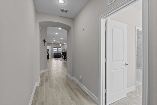 1048 Pinnacle Breeze Drive, Fort Worth, TX 76052