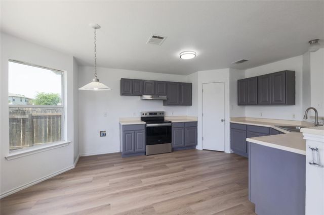 211 Phillips ST, Hutto, TX 78634