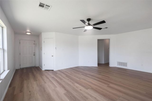 211 Phillips ST, Hutto, TX 78634