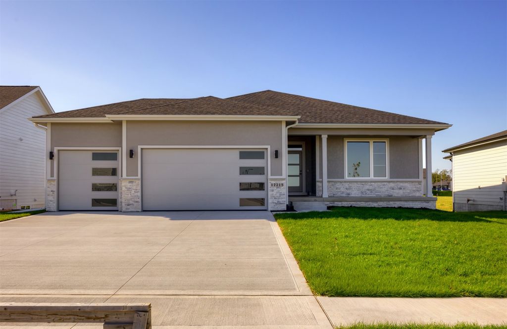 17215 Northview Drive, Urbandale, IA 50323