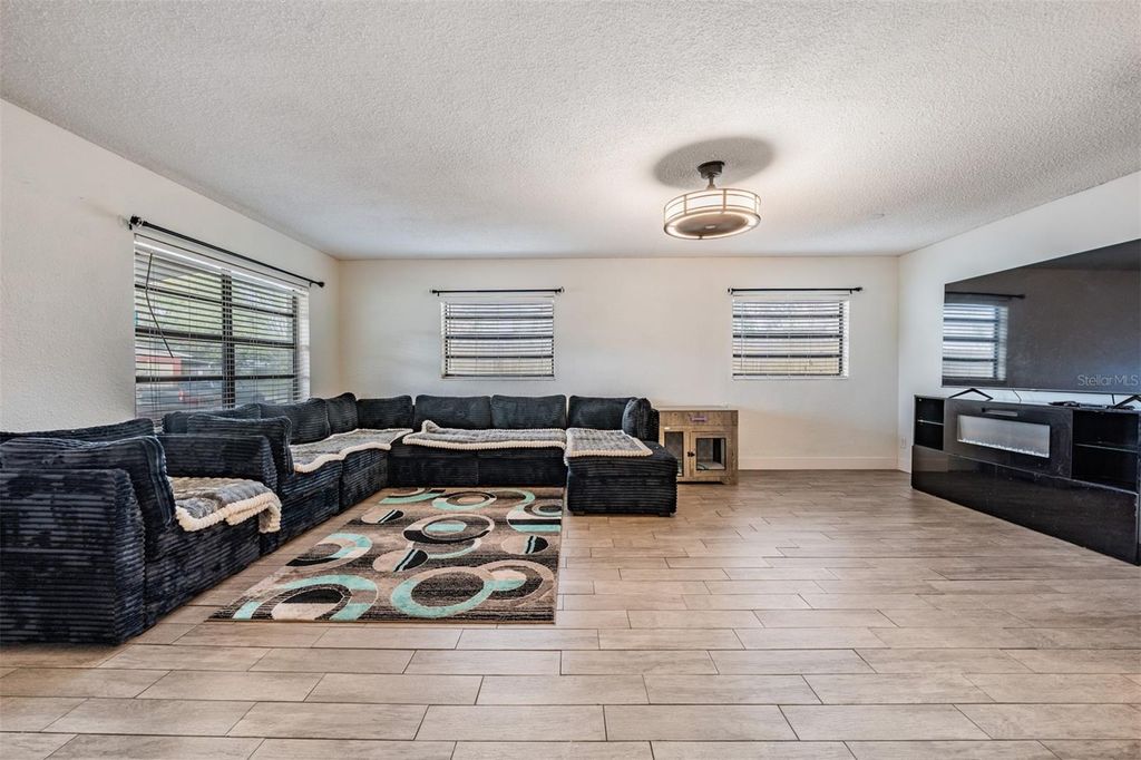 Image 5 of property listing at 5960 89TH AVENUE N, Pinellas Park, FL 33782