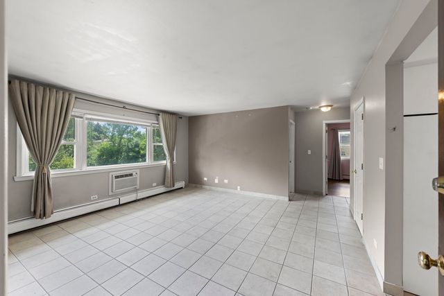 255 E OAK Street 12, Addison, IL 60101