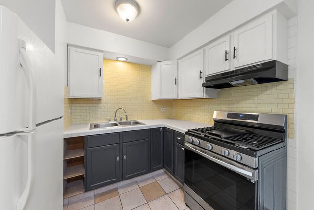 255 E OAK Street 12, Addison, IL 60101