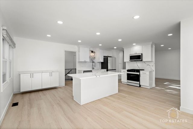 523 Hamilton Avenue, Westmont, IL 60559