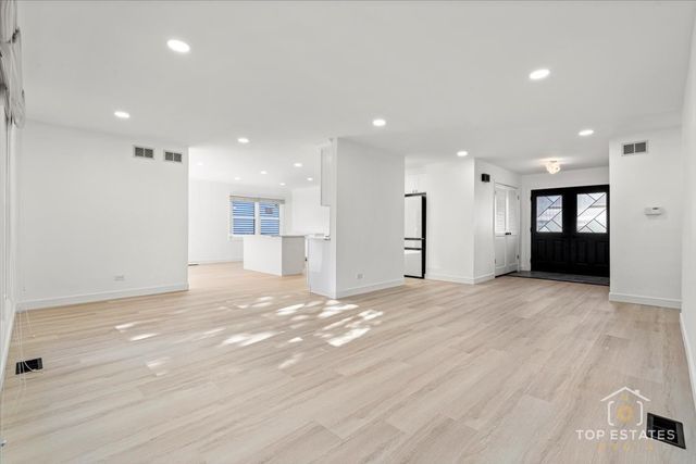 523 Hamilton Avenue, Westmont, IL 60559