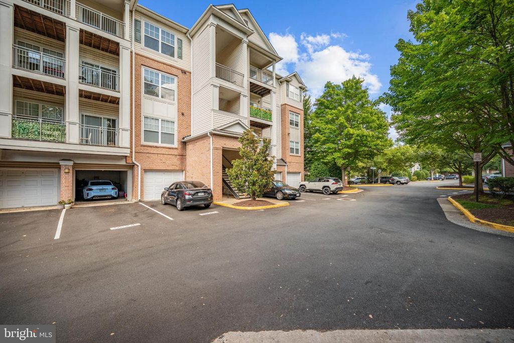 12120 GARDEN RIDGE LN #401, Fairfax, VA 22030