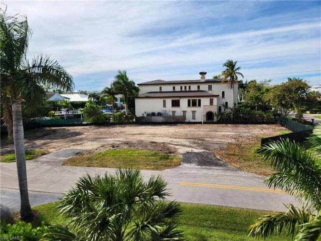 1585 Pelican AVE, Naples, FL 34102