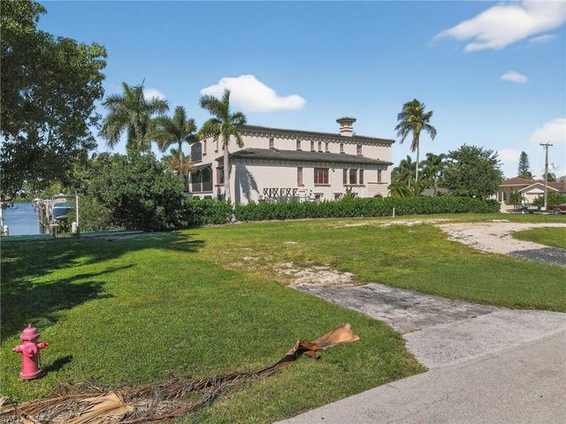 1585 Pelican AVE, Naples, FL 34102