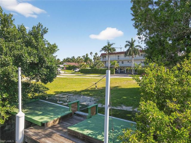 1585 Pelican AVE, Naples, FL 34102