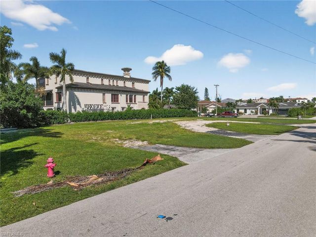 1585 Pelican AVE, Naples, FL 34102