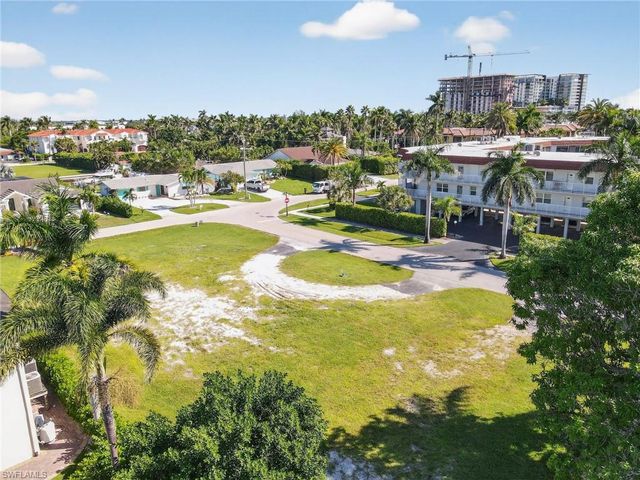 1585 Pelican AVE, Naples, FL 34102