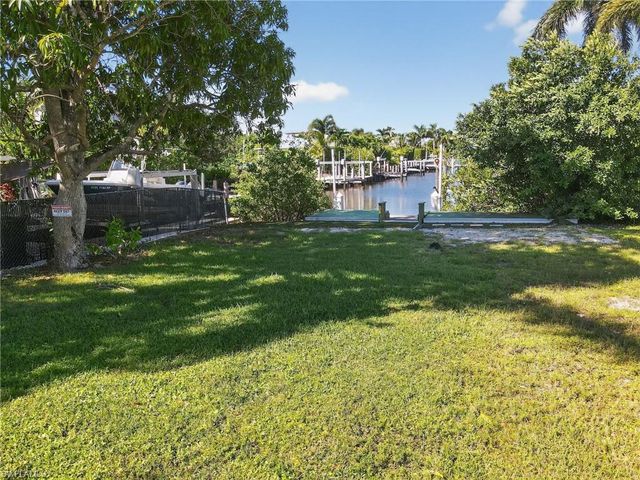 1585 Pelican AVE, Naples, FL 34102