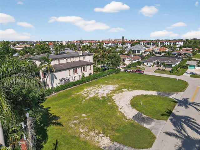 1585 Pelican AVE, Naples, FL 34102