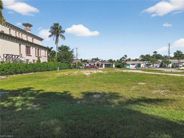 1585 Pelican AVE, Naples, FL 34102