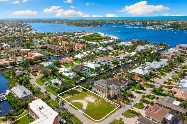 1585 Pelican AVE, Naples, FL 34102