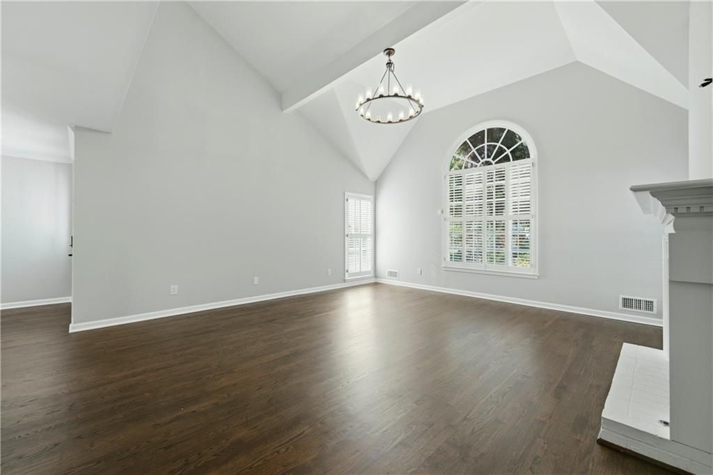 Image 5 of property listing at 1122 Club Trace NE, Atlanta, GA 30319