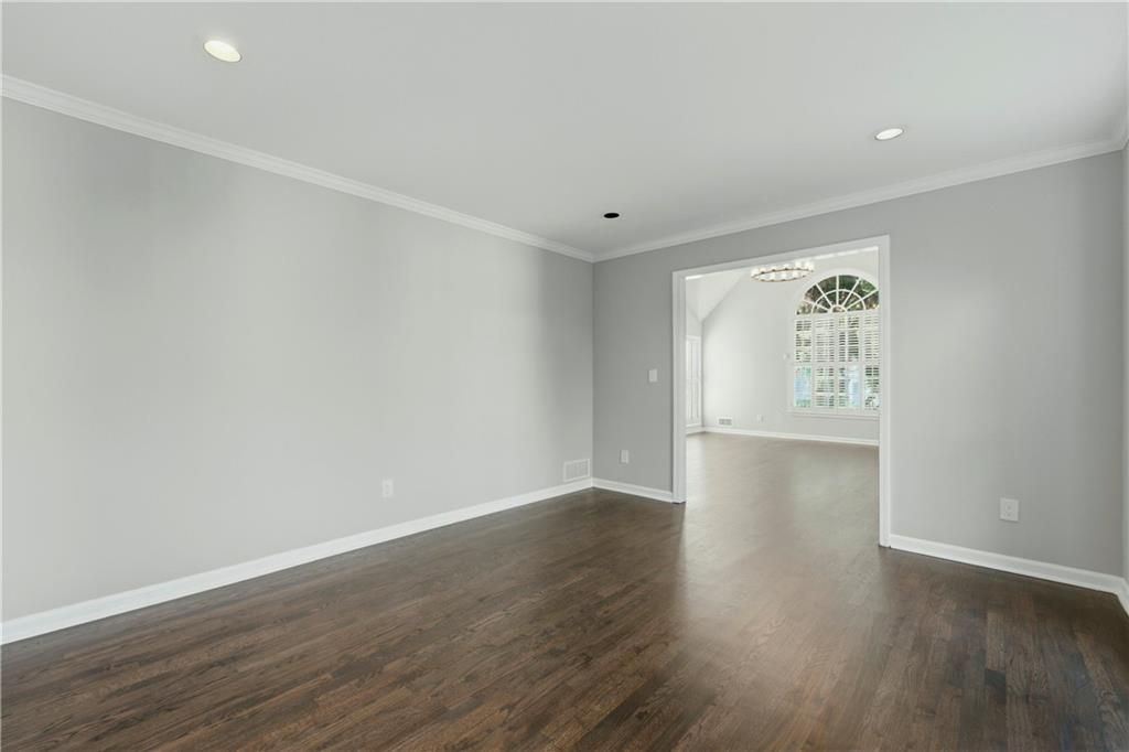 Image 7 of property listing at 1122 Club Trace NE, Atlanta, GA 30319