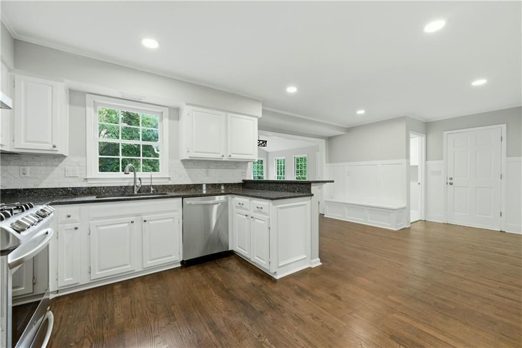 Image 8 of property listing at 1122 Club Trace NE, Atlanta, GA 30319