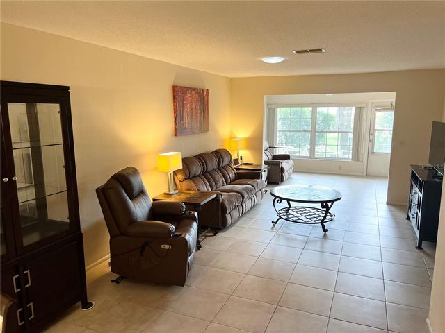 2297 LARK CIRCLE E C, Palm Harbor, FL 34684