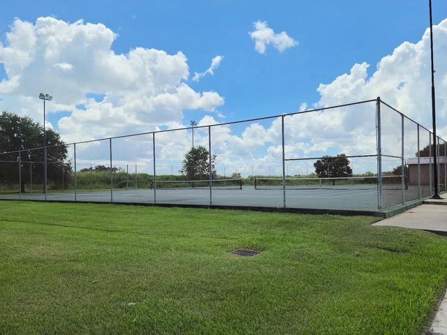 208 Pony Trail, Angleton, TX 77515