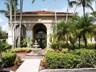 18304 NW 68th Ave N, Hialeah, FL 33015