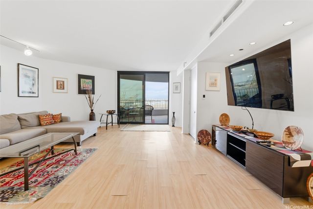 66 Queen Street 1605, Honolulu, HI 96813