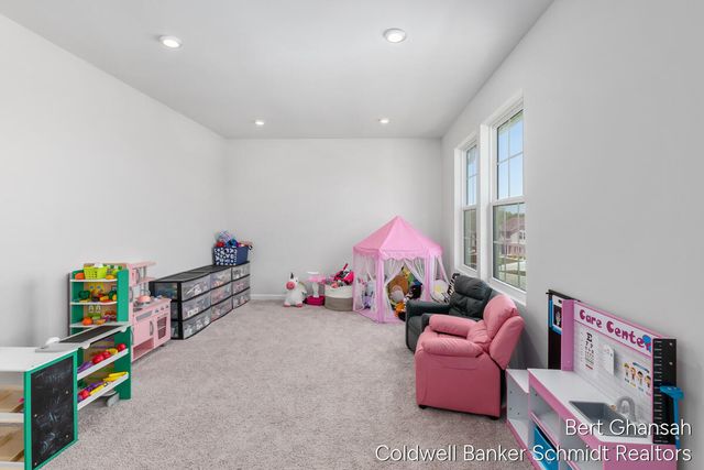 8376 N Oaks Court, Grand Blanc, MI 48439
