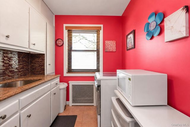17-01 Utopia Parkway 1, Whitestone, NY 11357