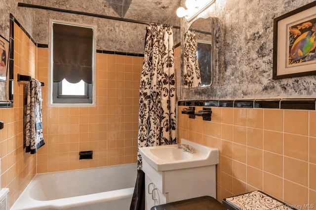 17-01 Utopia Parkway 1, Whitestone, NY 11357