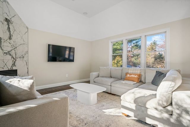 14 Hickory Ln, Ipswich, MA 01938