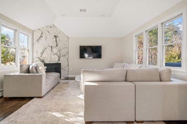 14 Hickory Ln, Ipswich, MA 01938