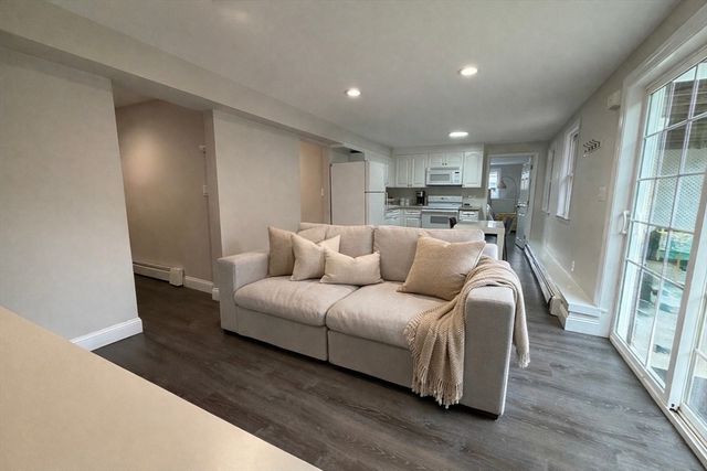 14 Hickory Ln, Ipswich, MA 01938