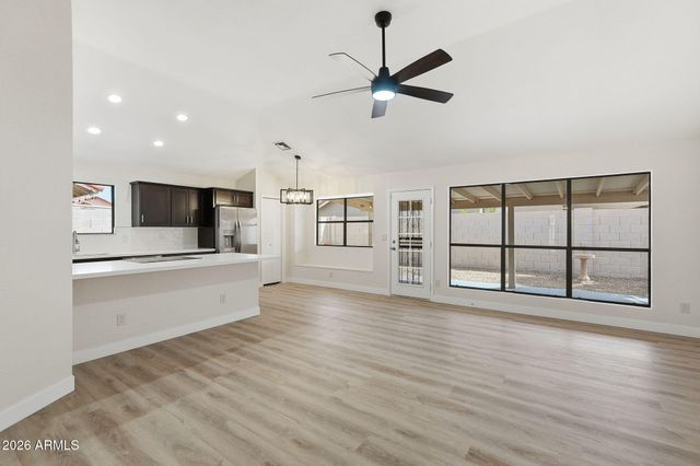 7113 W JULIE Drive, Glendale, AZ 85308