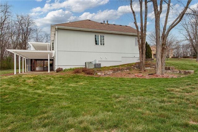 4203 SE Willow Ridge Court, Blue Springs, MO 64014