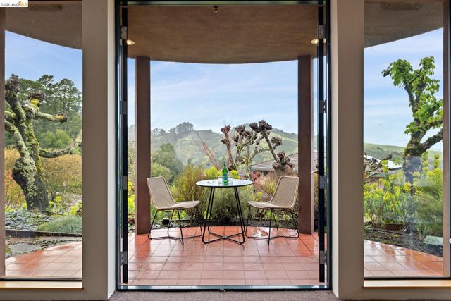 5 Woodside Way, Oakland, CA 94611