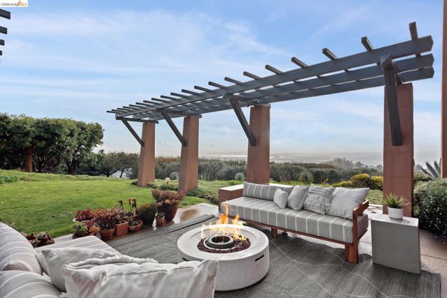 5 Woodside Way, Oakland, CA 94611