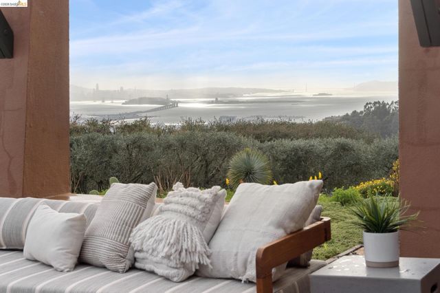 5 Woodside Way, Oakland, CA 94611