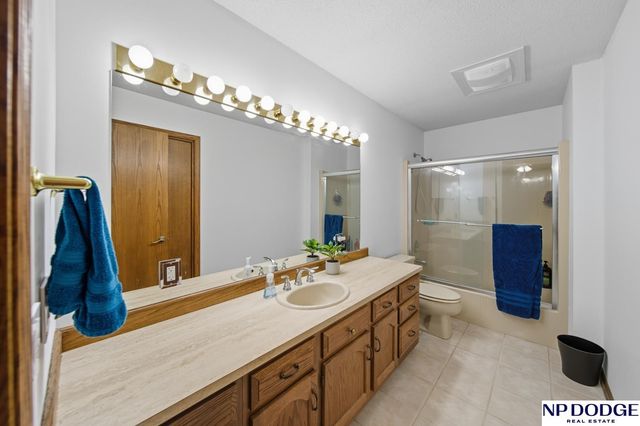 27612 Fontanelle Oaks Circle, Nickerson, NE 68044