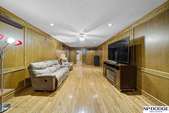 27612 Fontanelle Oaks Circle, Nickerson, NE 68044