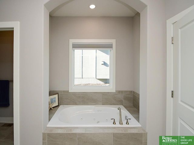 516 Sherwood Drive, Gretna, NE 68028