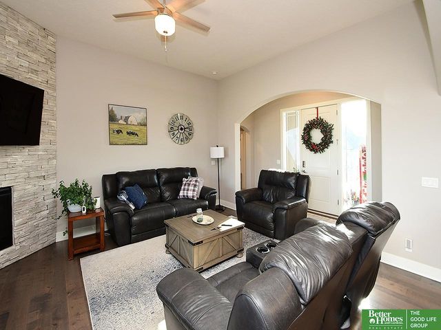 516 Sherwood Drive, Gretna, NE 68028