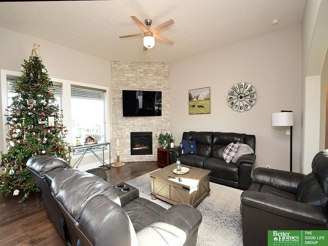 516 Sherwood Drive, Gretna, NE 68028