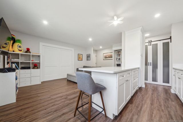 1000 Knapps Highway 23, Fairfield, CT 06825